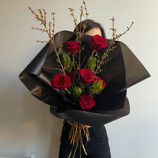 Авторский букет «дорогое время» розы, форзиция