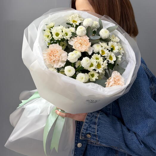 Авторский букет «нежнятина» с кустовыми хризантемами / диантусы / сантини