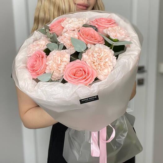 Воздушный букет в дизайнерском оформлении Bloom room 🤍 из диантусов и роз