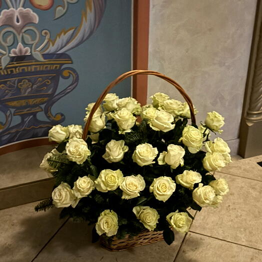 Корзина с белой розой 50шт и зеленью (траурная)