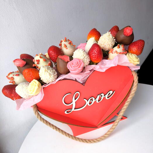 Клубника в шоколаде в сердце