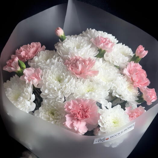 Klasyczny delikatny mix: Bukiet białych chryzantem i różowych goździków