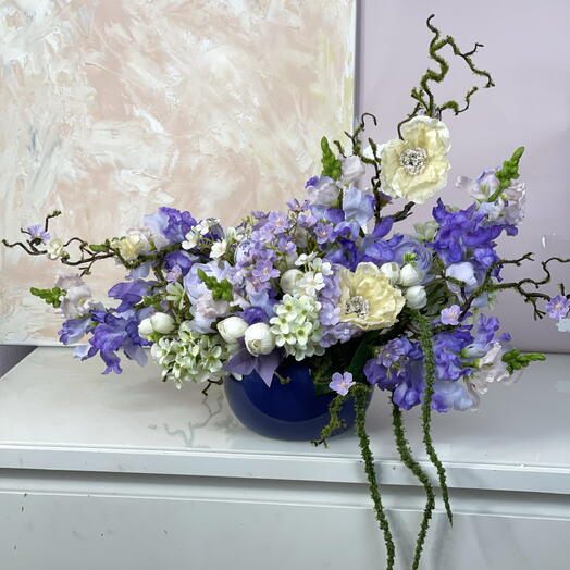 Цветочная композиция из нежных сиренево-фиолетовых левкоев в восточном стиле