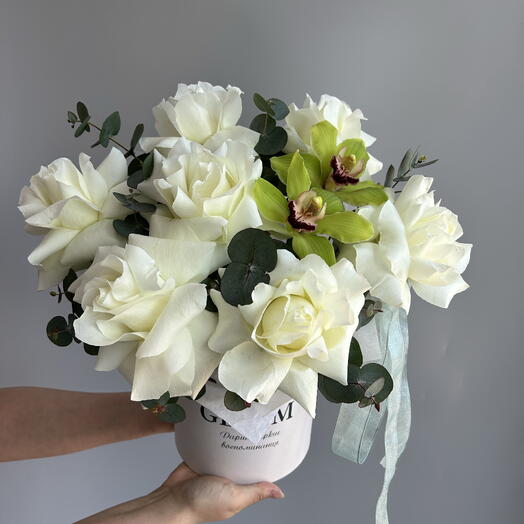 Белые розы с орхидеями