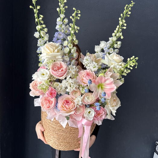 WOW цветочная корзина с дельфиниумами, ранункулюсами и амарилисами «признание»