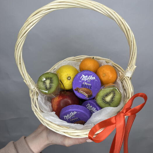 Корзина с фруктами и сладостями