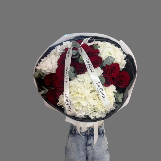 Белое облако — 3 белые гортензии и розы