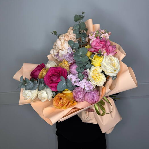 Букет красочный с пионами