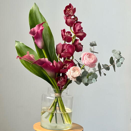 Букет из ранункулюсов с эвкалиптом, каллами, орхидеей цимбидиум