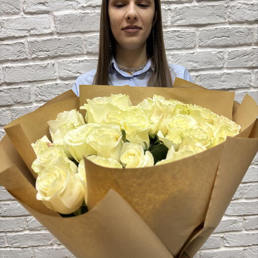 25 белых роз упакован в крафт