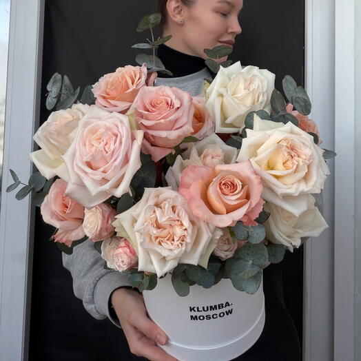 Шляпная коробка М с пионовидными розами