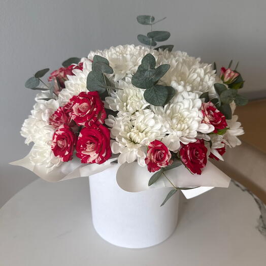 Цветы в коробке хризантема и кустовая роза 🌹
