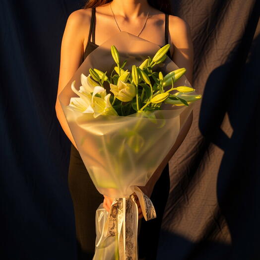 Букет из белых лилий в упаковке, 5 шт