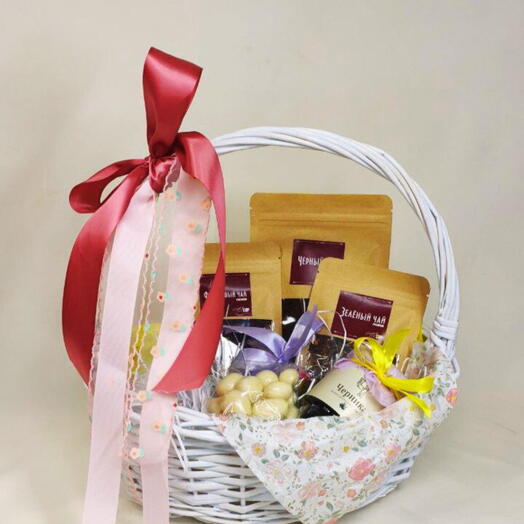 Праздничная корзина с чаем и сладостями