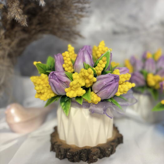 Букет из мыла в гипсовом кашпо Тюльпаны и мимоза (фиолетовый)