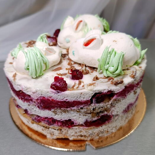 1,5 кг Клюквенный торт, медовые коржи с пропиткой маракуйи и коньяка, сметанный крем с орехами, декор из натурального зефира