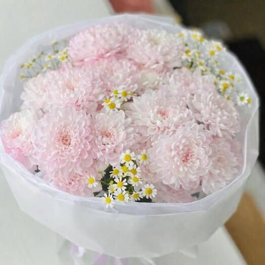 Crisantemos rosados con margaritas