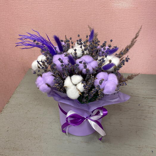 Hatbox with cotton and lavender