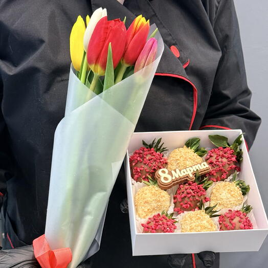 Клубника в шоколаде 9 ягод и букет из 5 тюльпанов в подарок