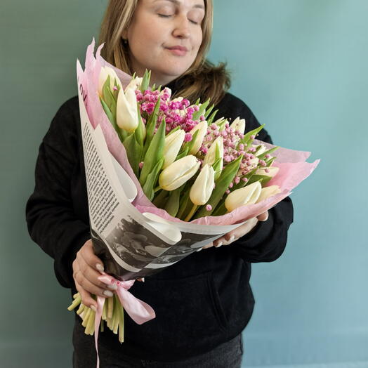 Букет из белых тюльпанов 25 штук с гипсофилой в оформлении