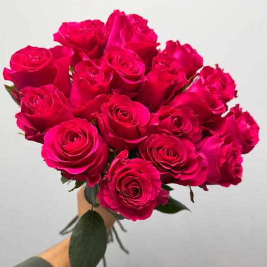 19 малиновых роз