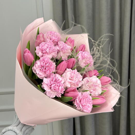 Тюльпаны и диантусы весенний букет в розовой гамме