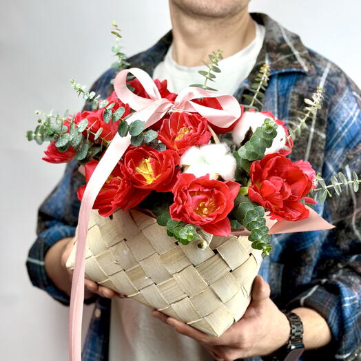 Корзина из 15 тюльпана и хлопка