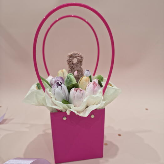 Малиновая сумочка с зефирными тюльпанами