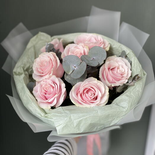 Монобукет из розовых роз и эвкалипта💞