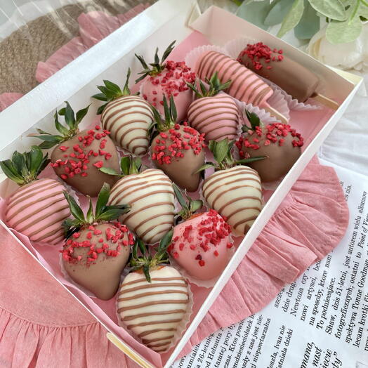 Клубника в шоколаде с бананами , малиновый