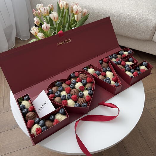 Клубника в шоколаде в premium коробке «LOVE красная (30-33 ягоды)»