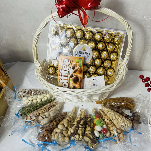 Корзина с конфетами и орехами