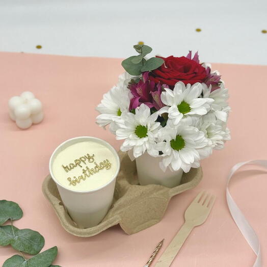 Бенто торт в стакане и цветы в стаканчике С Днем Рождения (хризантема, альстромерия, роза)