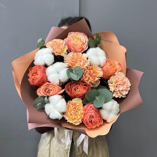 Авторский букет с пионовидными розами Кахала, хлопком и диантусами 🧡