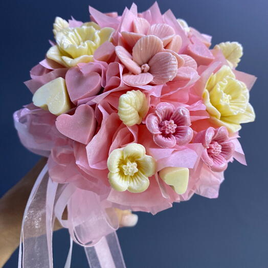 Нежный мини-букет с цветами и сердечками из белого бельгийского шоколада в стаканчике