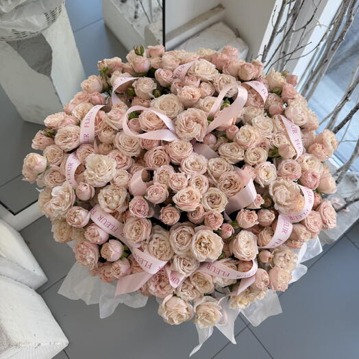 Корзина из 51 кустовой розы Fleur
