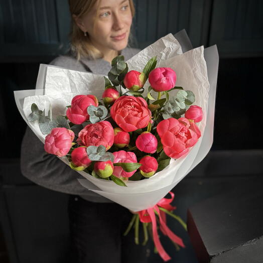 Коралловые пионы моно букет 15 штук с эвкалиптом