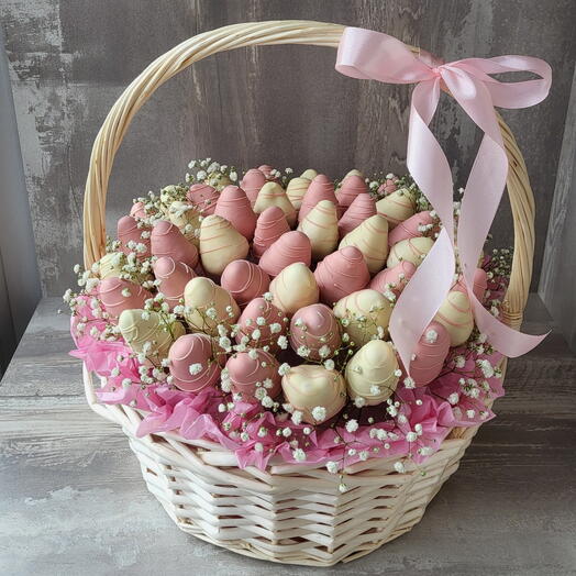 Нежная корзина из клубники в шоколаде