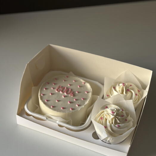 Бенто и 2 капкейка
