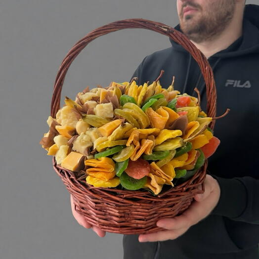 Корзина с сухофруктами и сыром