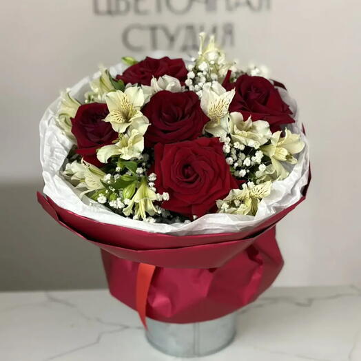 ️️️️Яркий букет из роз и альстромерии