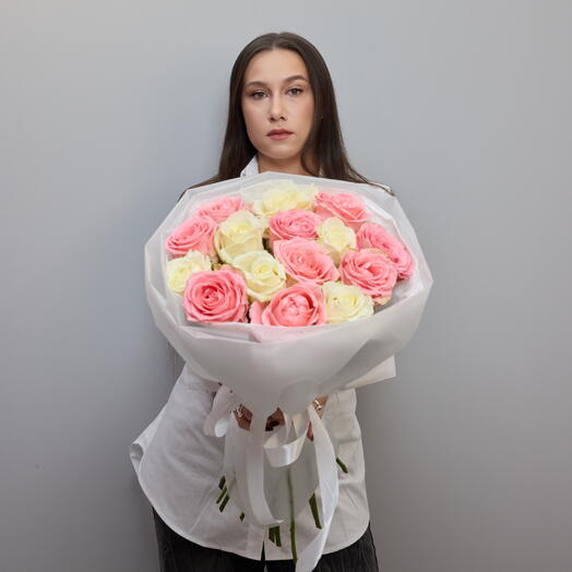 Нежный букет из 15 розовых и белых роз