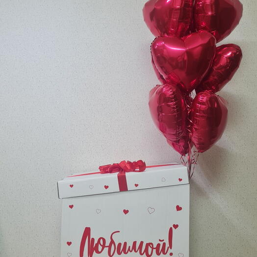 Caja sorpresa blanca con una fuente de corazones rojos para su Amada