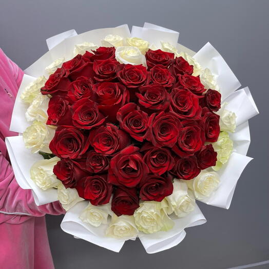 Сердце из роз красных и белых