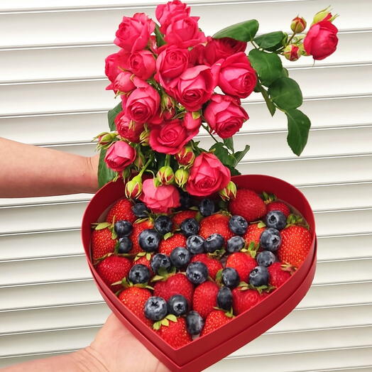Букет из кустовых роз и клубника в коробке 💓