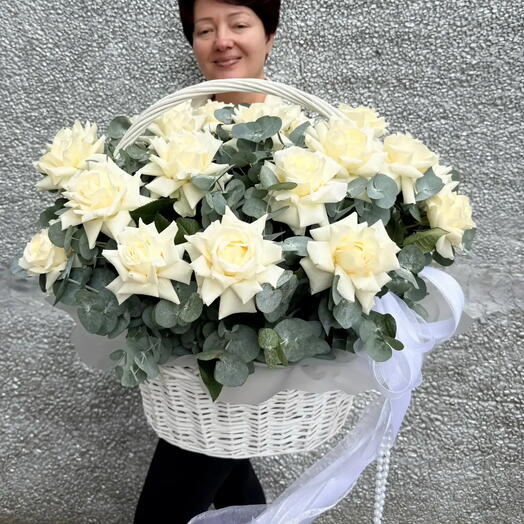 Корзина белых роз