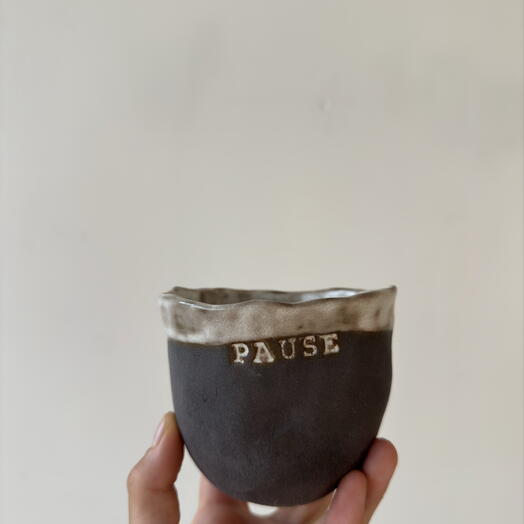Чашка с надписью "PAUSE"