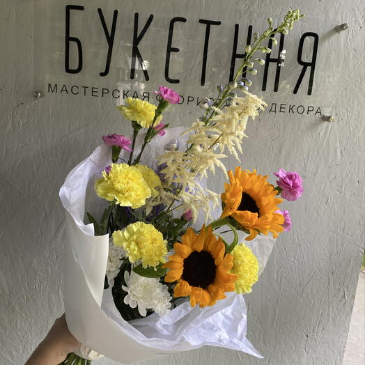 Яркий букет с подсолнухами и диантусами