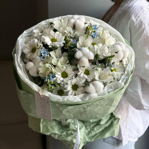 Букет с ромашковой хризантемой, незабудками, альстромерией и хлопком