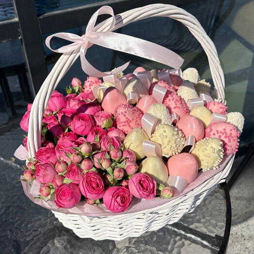 Клубника в шоколаде в корзине средней